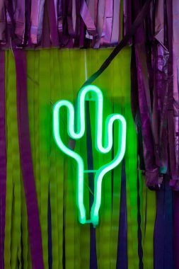 Bir parti için dekorasyon. Doğum günü süslemesi. Balonlarla süslenmiş. Düğün dekorasyonu. Çocuk partisi. Doğum günü partisi. Genç bir kadın akşam partisini süslüyor..