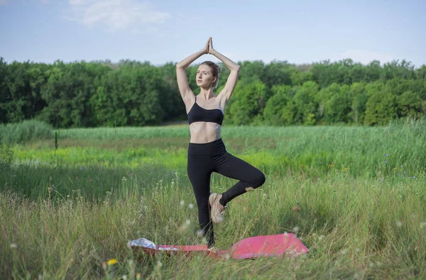 Yoga Fitness Mujer Joven Practicando Meditación Matutina Naturaleza Playa Yoga — Foto de Stock