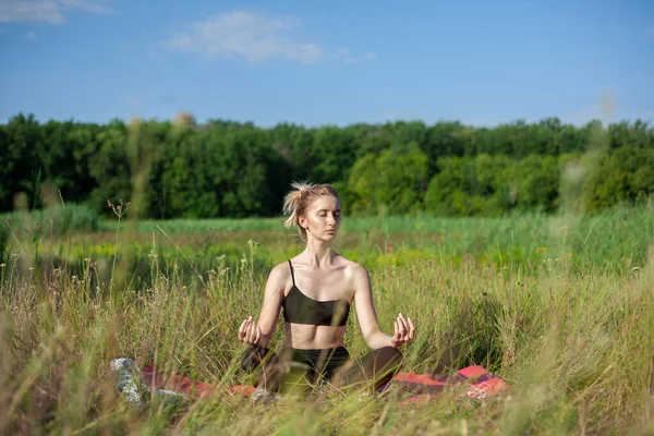 Chica Está Haciendo Ejercicios Ejercicios Matutinos Naturaleza — Foto de Stock