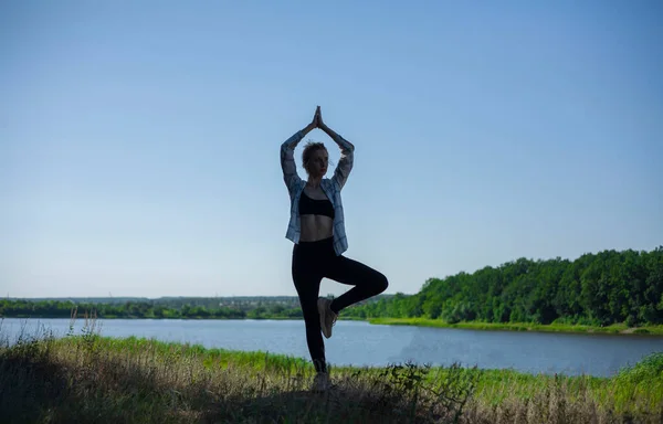 Yoga Fitness Mujer Joven Practicando Meditación Matutina Naturaleza Playa Yoga — Foto de Stock