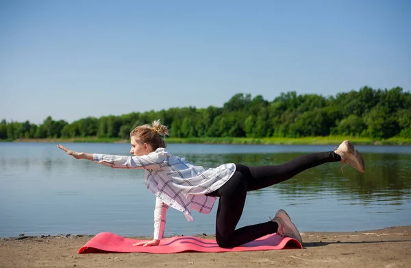 瑜伽和健身 年轻女子在海滩上练习晨间冥想 — 图库照片