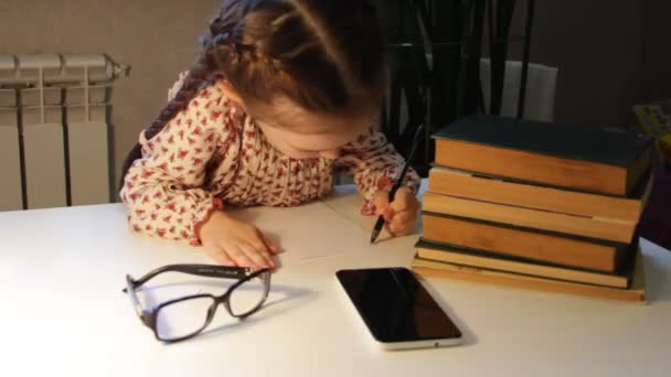 Kız Sol Eliyle Bir Defterine Yazıyor Solak Uluslararası Solak Günü — Stok video