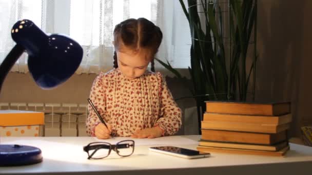 Bambina Disegna Bambino Prende Appunti Foglio Carta Lavori Ufficio — Video Stock