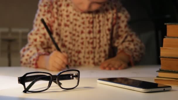 Κοριτσάκι Ζωγραφίζει Παιδί Κρατάει Σημειώσεις Ένα Χαρτί Εργασίες Γραφείου — Αρχείο Βίντεο