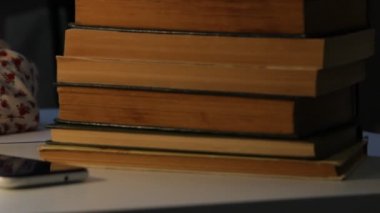 Kız sol eliyle bir not defterine yazıyor. Solak. Uluslararası solak günü. Eğitim ve bilim. Okul öncesi eğitim.