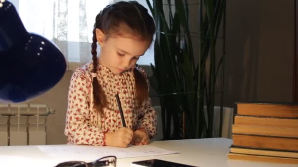 Petite Fille Dessine Enfant Prend Des Notes Sur Une Feuille — Video