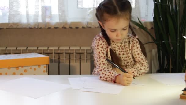 Das Kleine Mädchen Zeichnet Das Kind Macht Sich Notizen Auf — Stockvideo