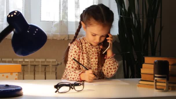 Dziewczynka Biurze Rozmawia Przez Komórkę Dziewczyna Robi Notatki Podczas Rozmowy — Wideo stockowe