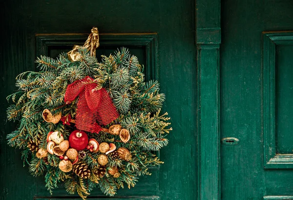 전나무 원추체 견과류와 크리스마스 화환을 놓는다 크리스마스 장식으로 꾸며진 — 스톡 사진
