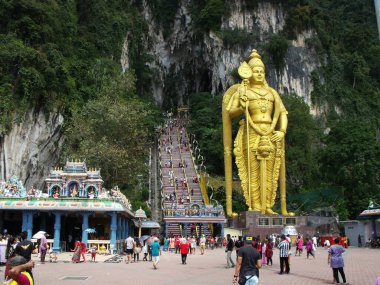 Batu mağaraları, Kuala Lumpur, Malezya, 30 Ocak 2016: Meydandaki insanlar ve Murugan 'ın altın heykeliyle Batu Mağaraları' nın merdivenlerini çıkıyorlar. Malezya