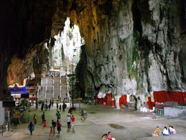 Batu mağaraları, Kuala Lumpur, Malezya, 30 Ocak 2016: Batu Mağaralarının girişindeki ana salonda insanlar. Malezya