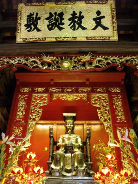 Hanoi, Vietnam, 16 Haziran 2016: Edebiyat Tapınağı 'ndaki sunağın dikey görüntüsü. Hanoi.