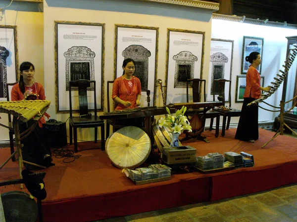 Hanoi Vietnam June 2016 Three Women Perform Music Traditional Instruments — Stock Photo, Image