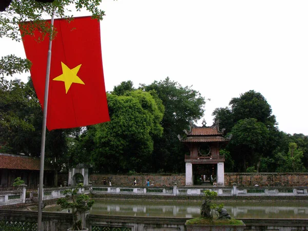 Hanoi Vietnam Giugno 2016 Bandiera Del Vietnam Accanto Lago Del — Foto Stock