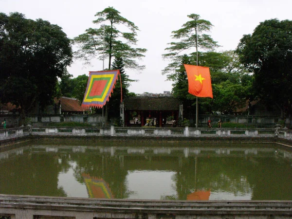 Hanoi Vietnam 2016 Június Zászlók Irodalom Templomának Tavánál Hánói — Stock Fotó