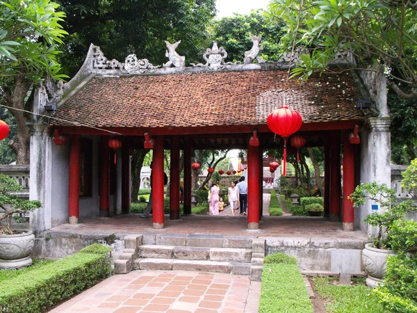 Hanoi Vietnam 2016 Június Díszített Tető Irodalom Templomának Egyik Bejáratánál — Stock Fotó