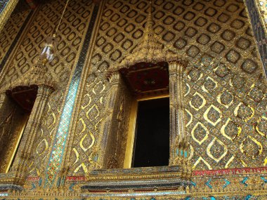 Bangkok, Tayland, 25 Ocak 2013 Bangkok 'taki Kraliyet Sarayı' nın zengin yaldızlı penceresi