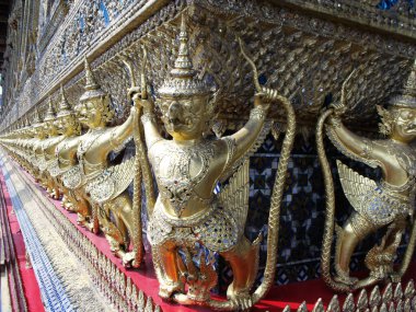 Bangkok, Tayland, 25 Ocak 2013: Bangkok Kraliyet Sarayı 'ndaki altın heykeller