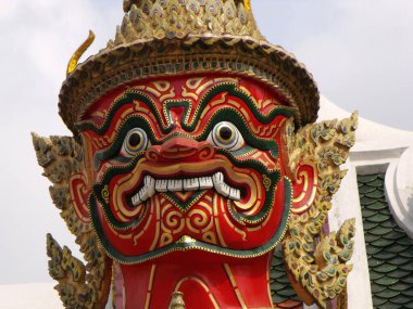 Bangkok, Tayland, 25 Ocak 2013: Bangkok 'taki Kraliyet Sarayı' nda bir savaşçının heykelinin kırmızı yüzünün ayrıntıları