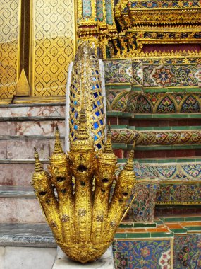 Bangkok, Tayland, 25 Ocak 2013: Bangkok Kraliyet Sarayı 'nda beş başlı altın yılan