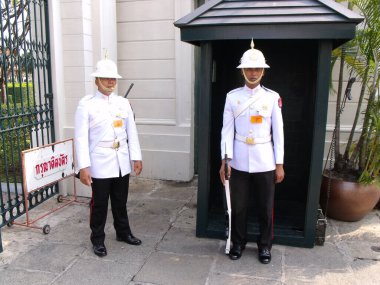 Bangkok, Tayland, 25 Ocak 2013: Bangkok Kraliyet Sarayı 'nda kraliyet muhafızlarının iki askeri