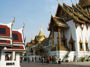 Bangkok, Tayland, 25 Ocak 2013: Bangkok Kraliyet Sarayı 'nın sokaklarından birinde ziyaretçiler