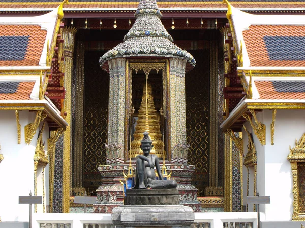 Bangkok Thailand Januar 2013 Skulptur Und Goldene Pagode Neben Den — Stockfoto