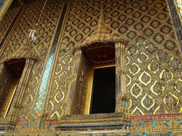 Bangkok Tailandia Enero 2013 Una Ventana Ricamente Dorada Palacio Real — Foto de Stock