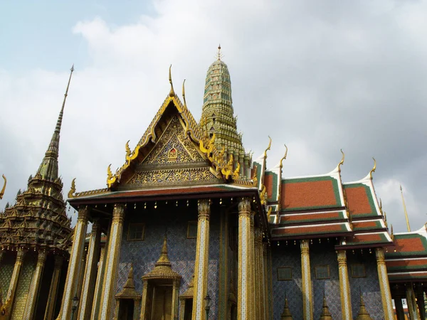 2013年1月25日 泰国曼谷 曼谷皇家宫大楼旁边的Stupas — 图库照片