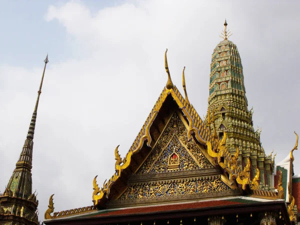 Bangkok Thaïlande Janvier 2013 Toit Bâtiment Richement Décoré Côté Deux — Photo