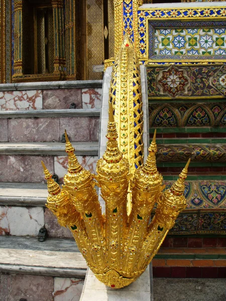 2013年1月25日 泰国曼谷 5条头蛇在曼谷王宫的楼梯上 — 图库照片