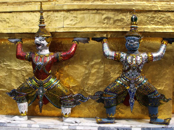 Bangkok Thailand Januari 2013 Beelden Van Twee Mythologische Krijgers Het — Stockfoto