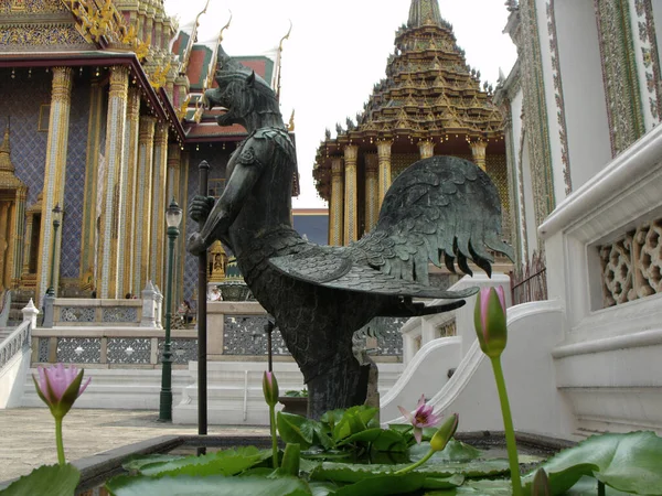 Bangkok Tailândia Janeiro 2013 Escultura Guerreiro Mitológico Meio Homem Meio — Fotografia de Stock