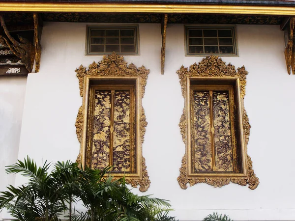 2013年 平成25年 1月25日タイ バンコクの王宮のファサードの二つの窓 — ストック写真