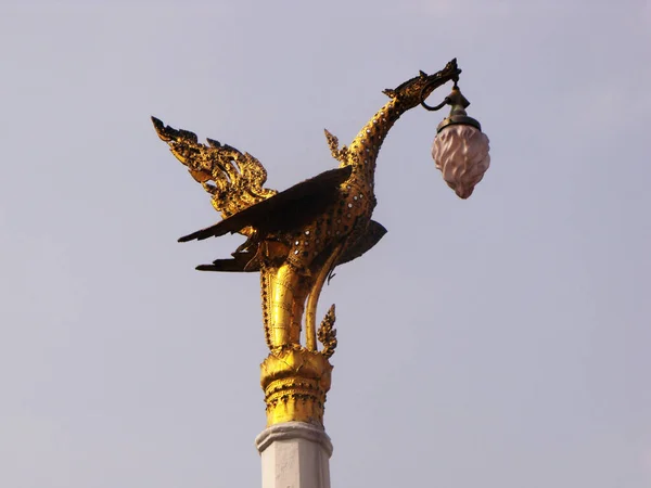 Bangkok Tailândia Janeiro 2013 Poste Luz Dourado Nos Jardins Palácio — Fotografia de Stock