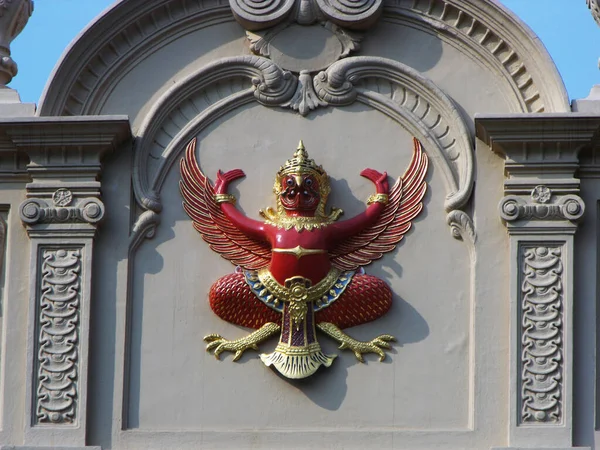 Bangkok Tailandia Enero 2013 Detalle Del Escudo Monarquía Tailandesa Fachada — Foto de Stock