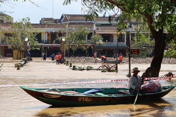 Hoi Vietnam Ottobre 2020 Uomo Cavalca Una Barca Mentre Lavoratori — Foto Stock