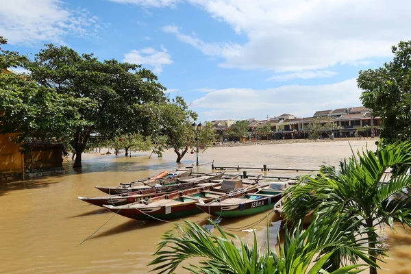 Hoi An, Vietnam, 29 Ekim 2020: Thu Bon Nehri, Tayfun Molave geçişi nedeniyle Hoi An şehrinde taşmaktadır.