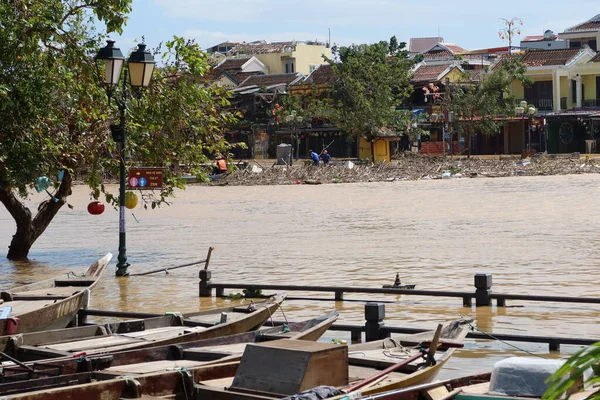 Hoi Vietnam Oktober 2020 Gemeentearbeiders Reinigen Overstroomde Thu Bon Rivier — Stockfoto