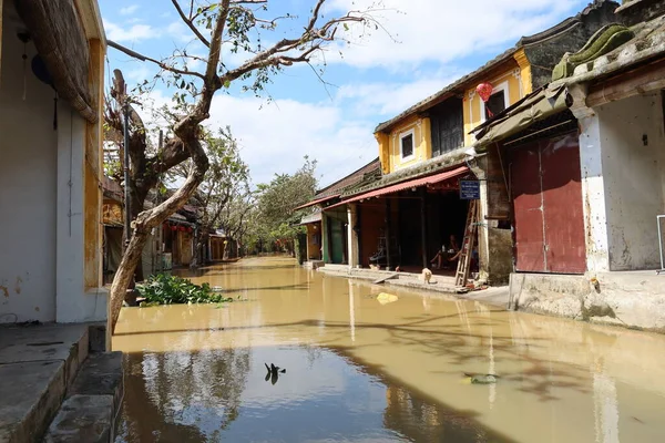 Hoi An, Vietnam, 29 Ekim 2020: Hoi 'de bir sokak Tayfun Molave tarafından sular altında kaldı