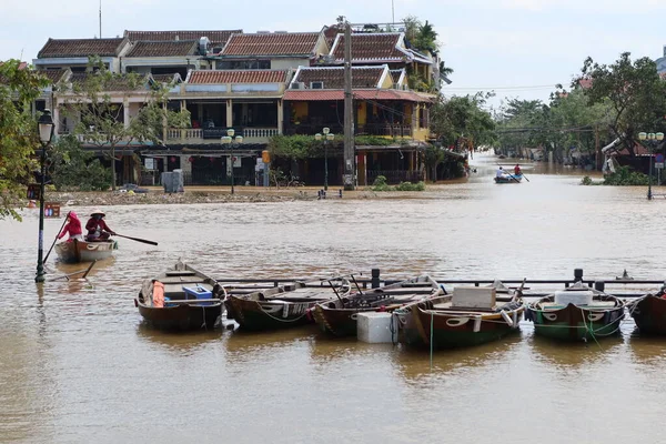 Hoi Vietnam Oktober 2020 Boten Thu Bon Rivier Steken Overstroomd — Stockfoto