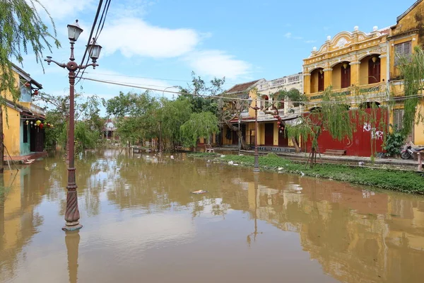Hoi An, Vietnam, 29 Ekim 2020: Hoi 'de bir sokak Tayfun Molave' nin geçişi tarafından tamamen sular altında bırakıldı.