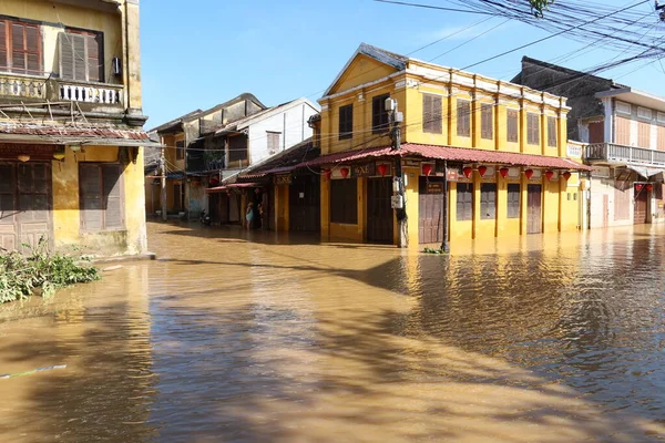 Hoi An, Vietnam, 29 Ekim 2020: Tayfun Mollave 'den sonra Hoi An' da sel basmış bir cadde