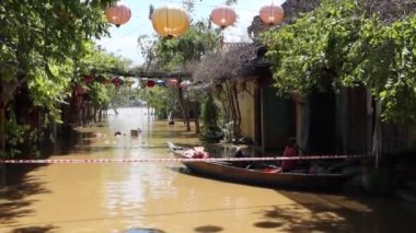 Hoi An, Vietnam, 29 Ekim 2020 Typhoon Molave geçişinden sonra Hoi An 'ın bazı caddelerinde tekneyle seyahat etmek mümkündür.