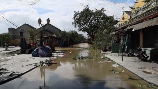 Une rue inondée à Hoi An après le typhon Molave — Video