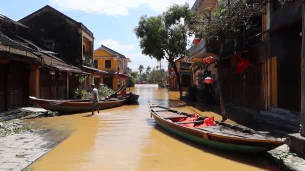 Il est seulement possible de voyager en bateau dans de nombreuses rues en raison des graves inondations à Hoi An après le passage du typhon Molave — Video