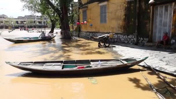 Bărci care circulă pe străzi din cauza inundațiilor severe din Hoi An după trecerea taifunului Molave — Videoclip de stoc