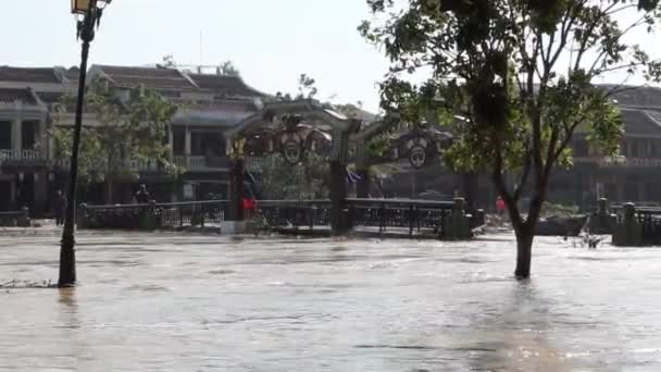 台风过后，市政府工作人员在海安的Thu Bon河上修建了一座桥梁 — 图库视频影像