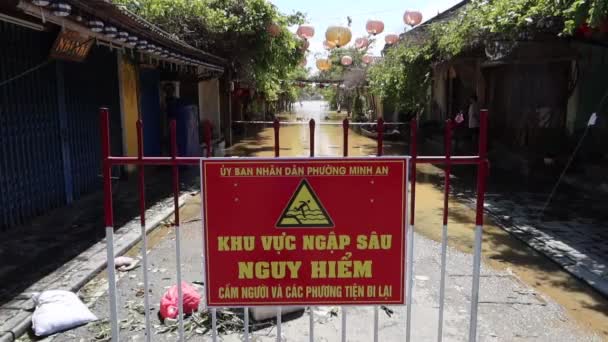 En gata avskuren på grund av svåra översvämningar i Hoi An efter tyfon Molave — Stockvideo