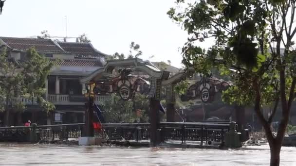 Den berömda landmärke på Thu Bon floden i Hoi En förstörd efter tyfon Molave — Stockvideo